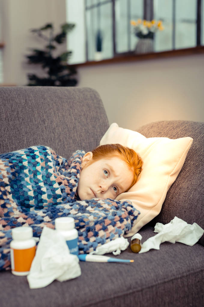 Грустная рыжеволосая девушка, страдающая от гриппа
 - Фото, изображение