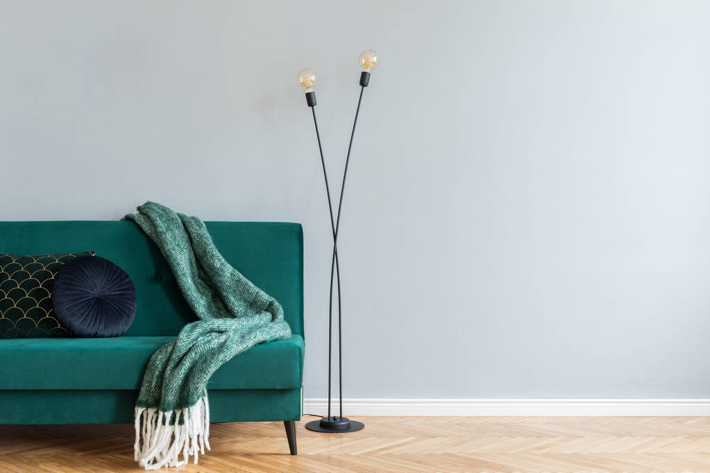 現代ランプが付いている流行の緑のベロアのソファー  - 写真・画像