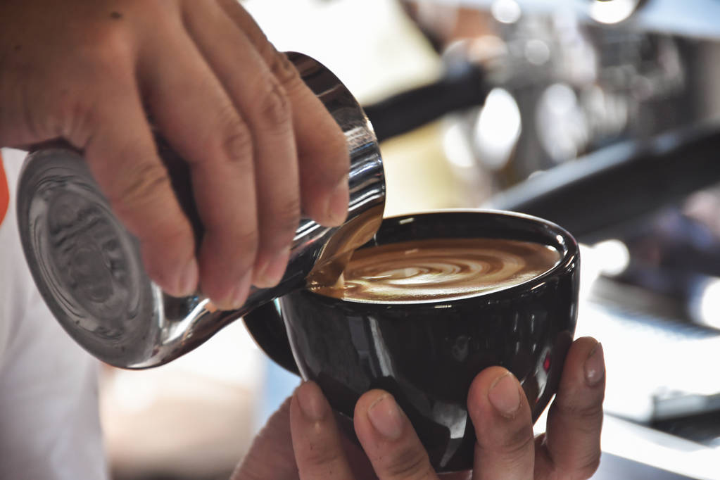 Hand des Baristas, der Kaffee kocht - Foto, Bild