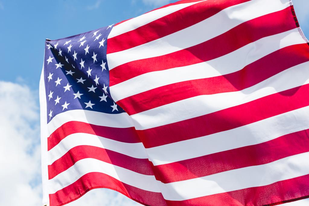 ΗΠΑ σημαία με αστέρια και ρίγες κατά του γαλάζιου ουρανού - Φωτογραφία, εικόνα