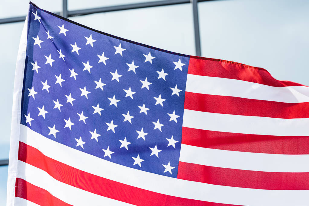 lähikuva tähdet ja raidat lippu Amerikan lähellä rakennuksen ikkunat
 - Valokuva, kuva