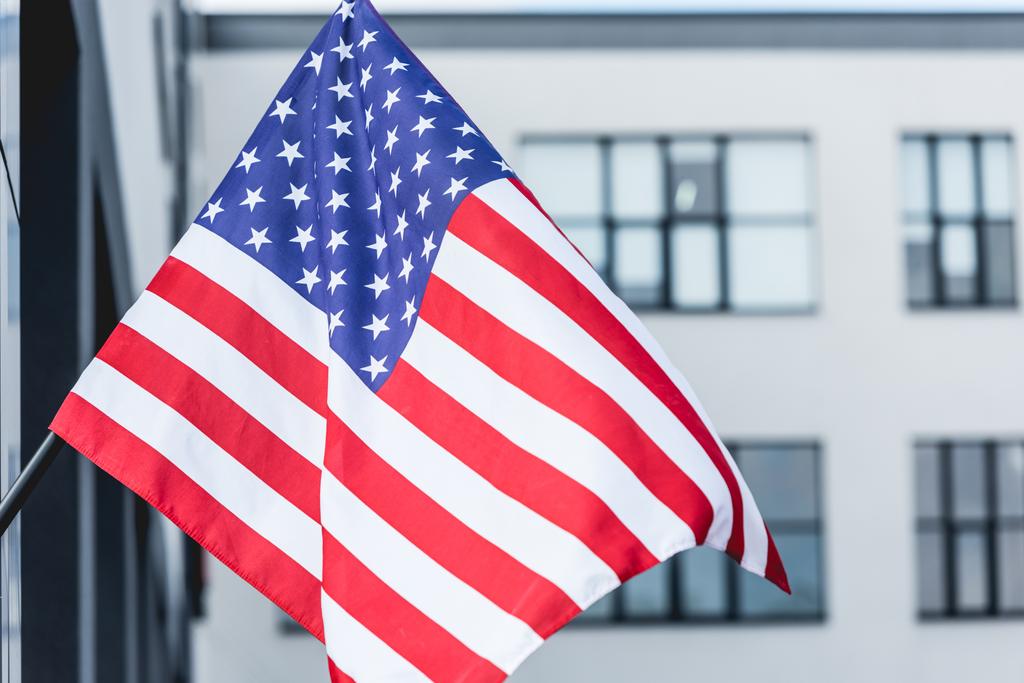 bandiera nazionale americana con stelle e strisce vicino all'edificio
  - Foto, immagini