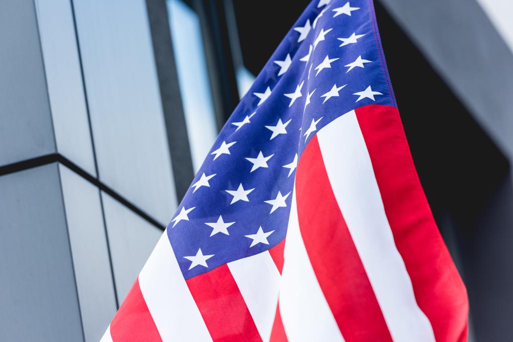 Amerikanische Nationalflagge mit Sternen und Streifen in der Nähe des Gebäudes  - Foto, Bild