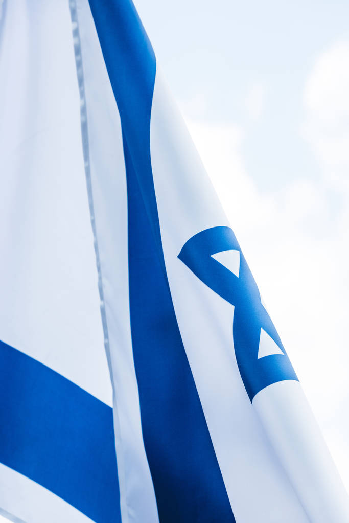 gros plan du drapeau national d'Israël contre le ciel avec des nuages
   - Photo, image