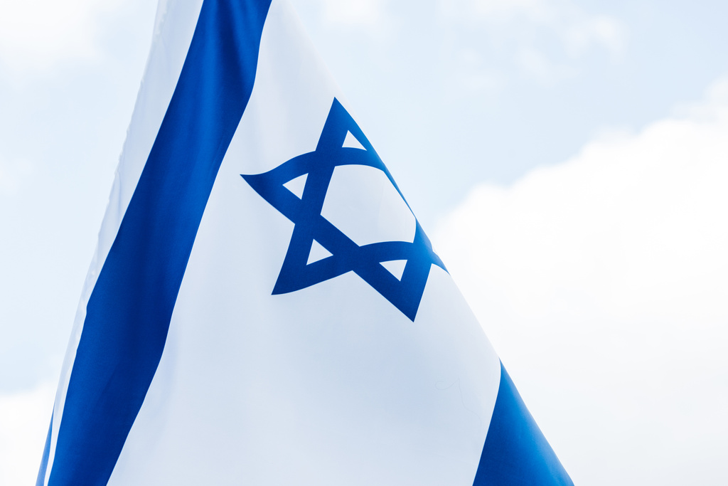 Narodowa flaga Izraela z gwiazdą Dawida przed błękitnym niebem  - Zdjęcie, obraz