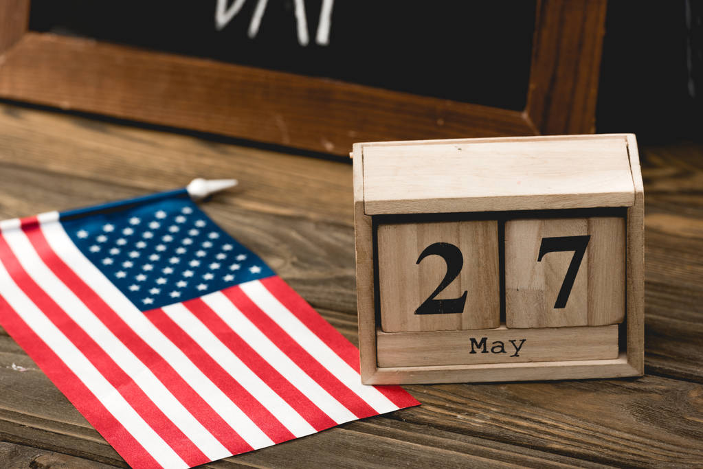 星とストライプを持つアメリカの国旗に近い日付の木製キューブ - 写真・画像