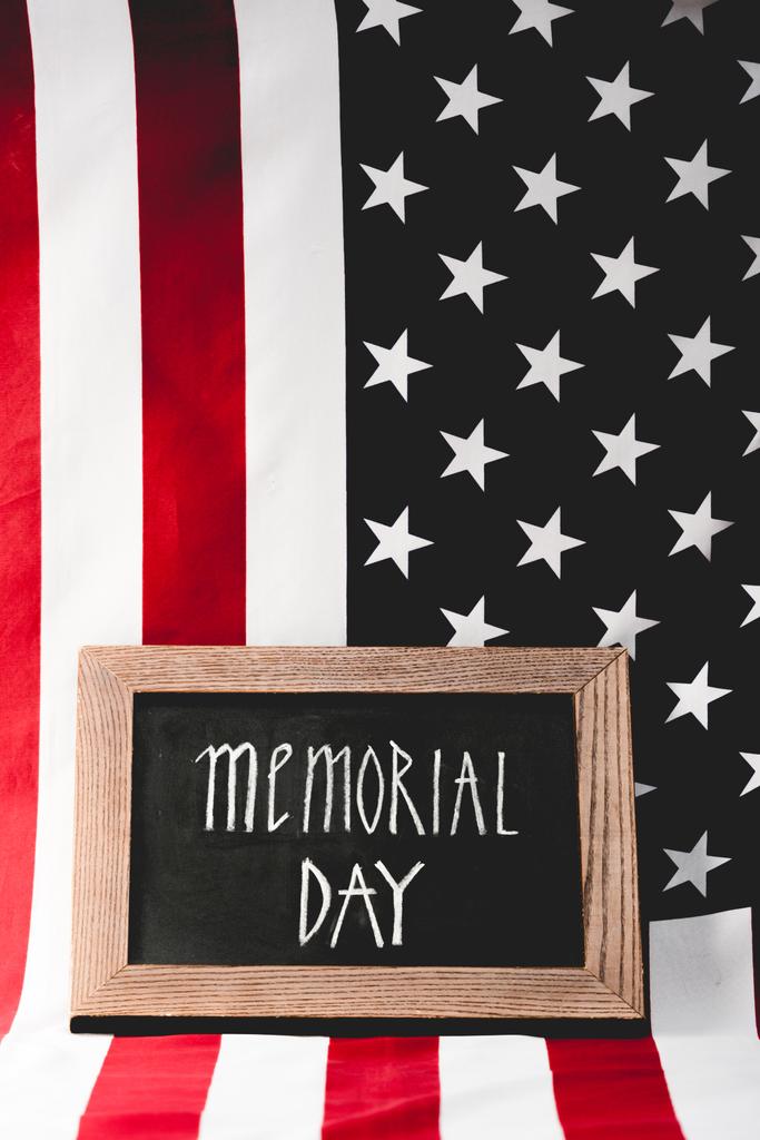 yıldızlar ve çizgiler ile Amerika yakın kara tahta üzerinde anma günü yazısı bayrağı - Fotoğraf, Görsel