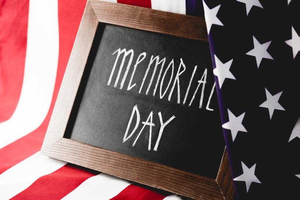 Memorial Day betűk Chalkboard közelében nemzeti zászló Amerika  - Fotó, kép