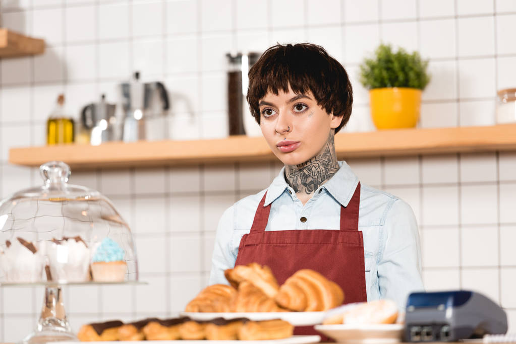 Selektywny fokus stoi Ładna barista bar serwujący pyszne ciasta - Zdjęcie, obraz