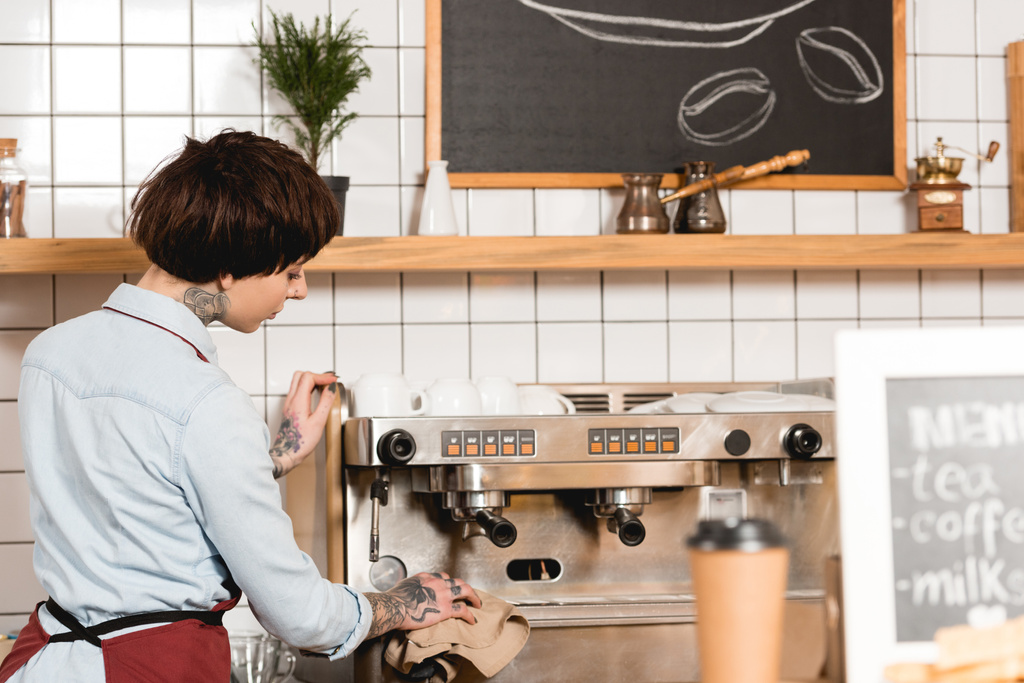 espresso makinesi kafede temizlik barista seçici odak - Fotoğraf, Görsel