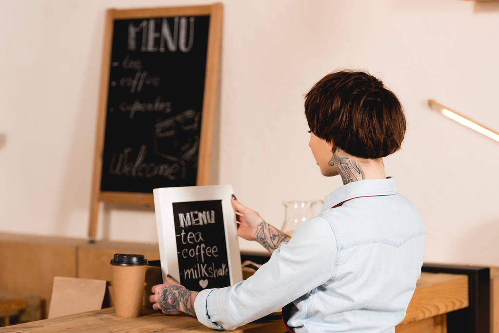Barista-Tafel mit handgeschriebenem Menü auf Theke im Café - Foto, Bild