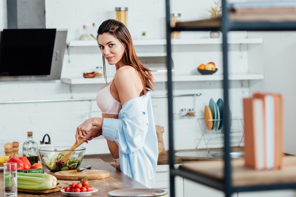 Seksowna dziewczyna w bieliźnie i koszuli gotowania sałatek warzywnych - Zdjęcie, obraz