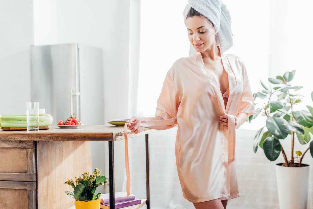 Mutfakta kafasından havlu ile sabahlık genç kadın - Fotoğraf, Görsel