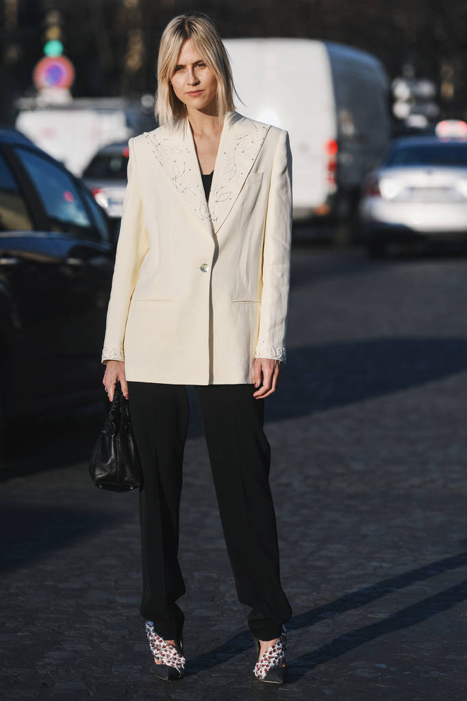 París, Francia - 27 de febrero de 2019: Traje de calle - Linda Tol antes de un desfile de moda durante la Semana de la Moda de París - PFWFW19
 - Foto, Imagen