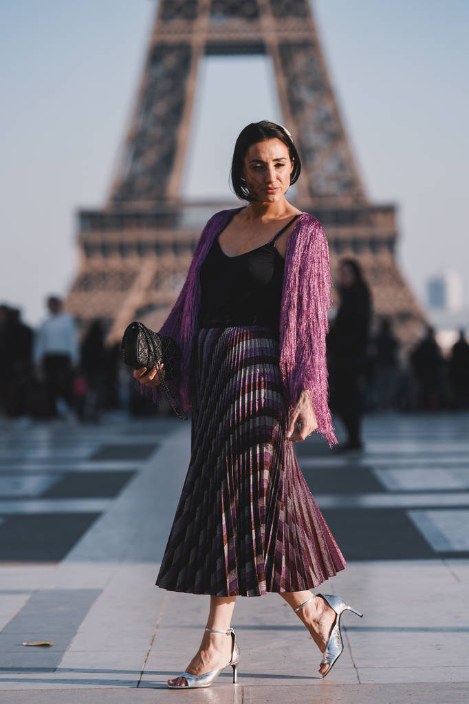 Париж, Франція - 28 лютого 2019: Вулиця стиль спорядження - перед показ мод під час тижня моди в Парижі - Pfwfw19 - Фото, зображення