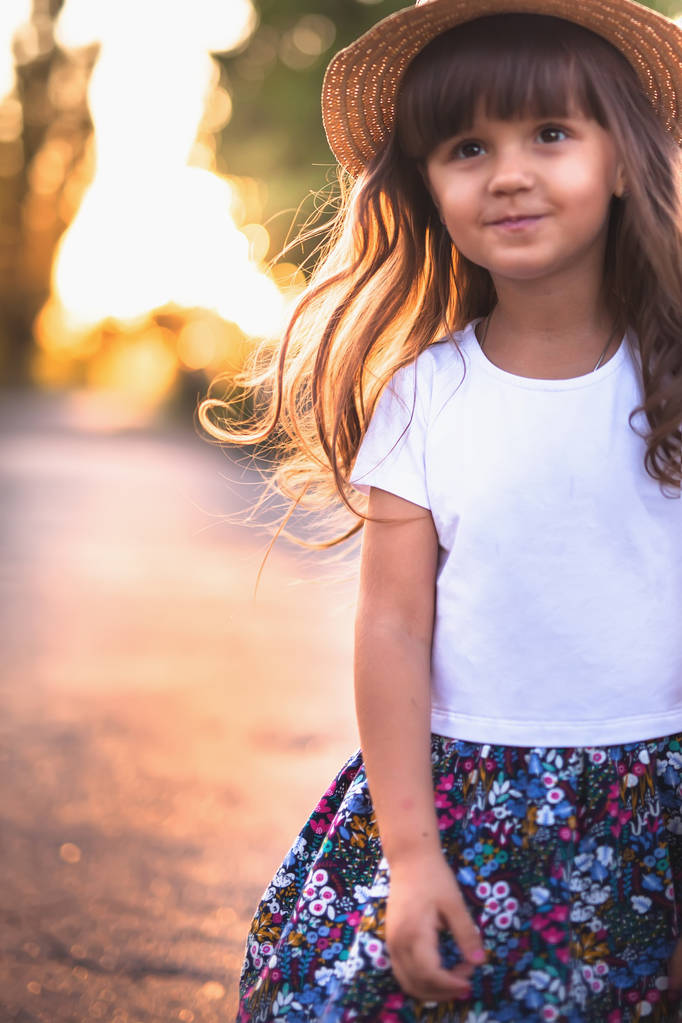 Letní venkovní portrét krásné šťastné dítě - Fotografie, Obrázek