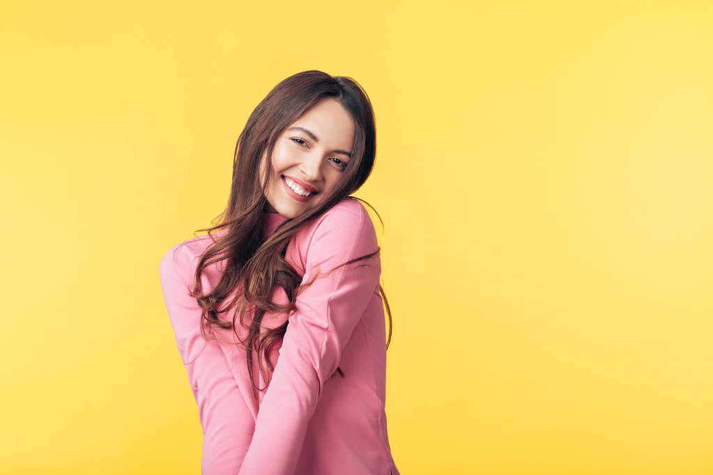 Bella donna sorridente posa su sfondo giallo. Benessere e felicità concetto
 - Foto, immagini