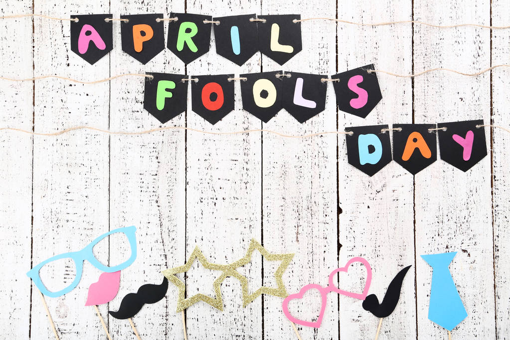 Inscrição April Fool 's Day em fundo de madeira
 - Foto, Imagem