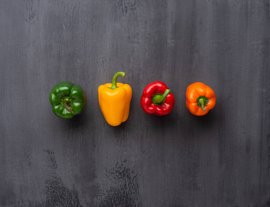 Gezond eten van ingrediënten: verse groenten, fruit en superfood. Voeding, dieet, veganistisch voedsel concept - Foto, afbeelding
