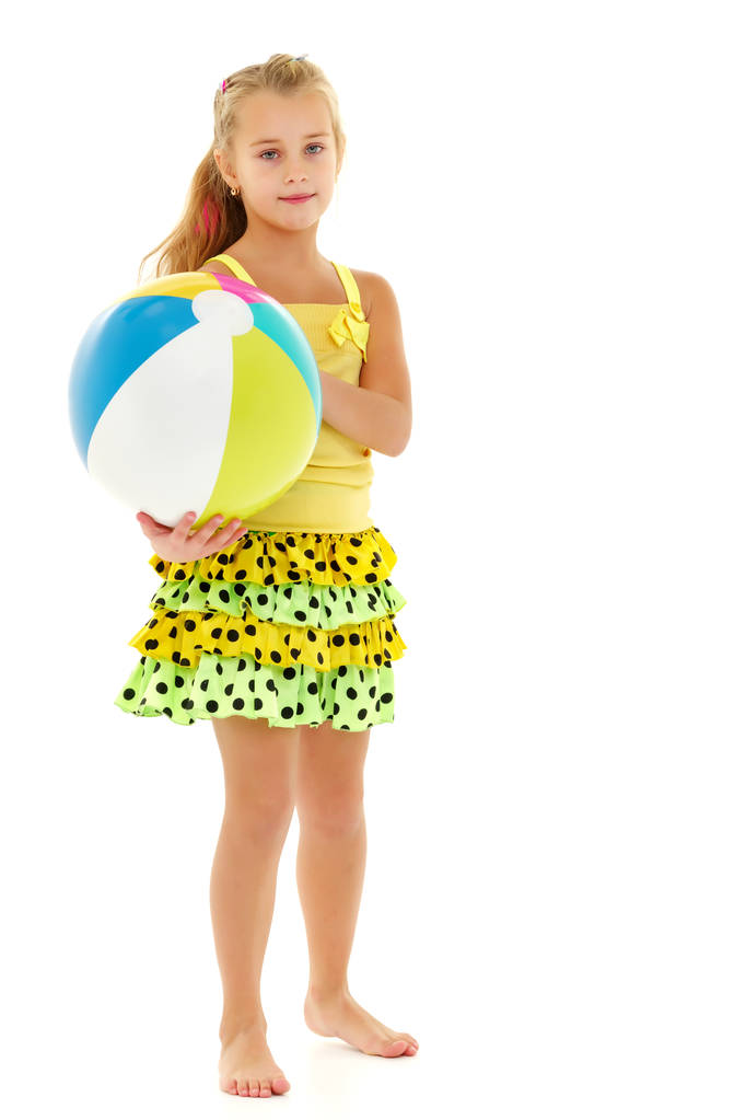 Маленька дівчинка грає з м'ячем
 - Фото, зображення
