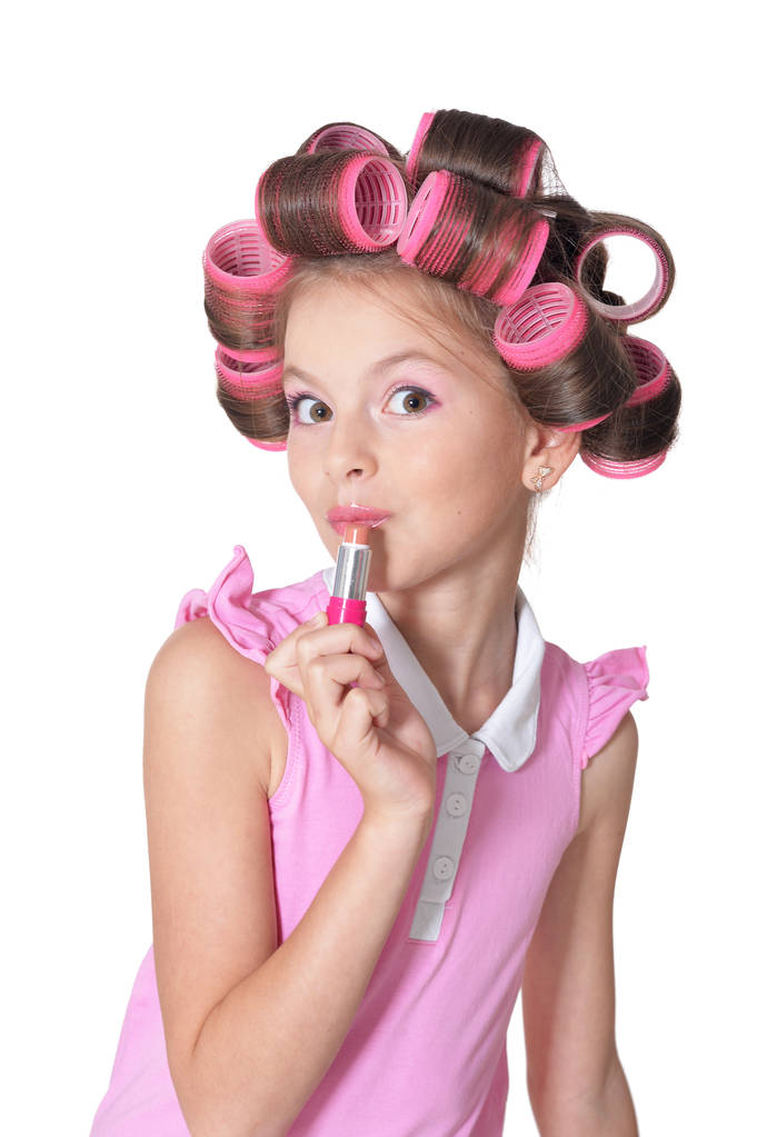 Pequena menina bonita em encrespadores de cabelo
  - Foto, Imagem