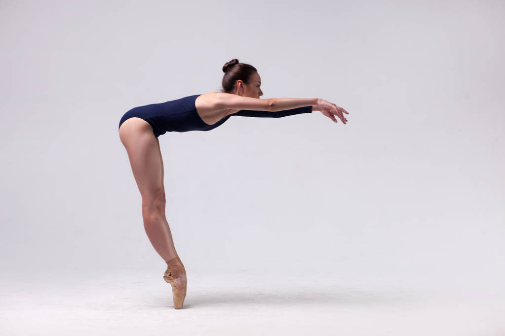 krásný baletní tanečník izolovaný - Fotografie, Obrázek