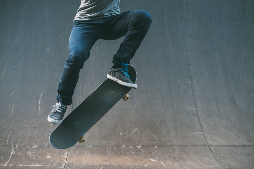 skateboarder acción extrema estilo de vida ollie truco
 - Foto, imagen