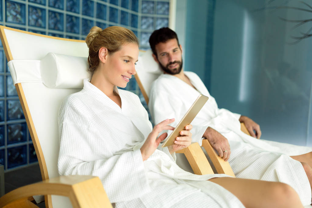 Casal feliz atraente relaxando no centro de spa juntos
 - Foto, Imagem