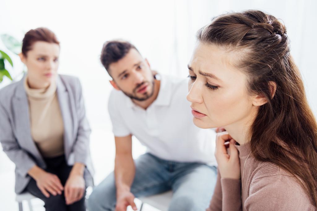 enfoque selectivo de la mujer preocupada durante la sesión de terapia de grupo
 - Foto, Imagen