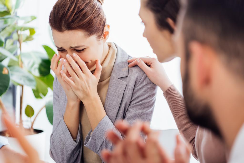 Kobieta, pocieszające innej kobiety płacz podczas sesji terapii - Zdjęcie, obraz