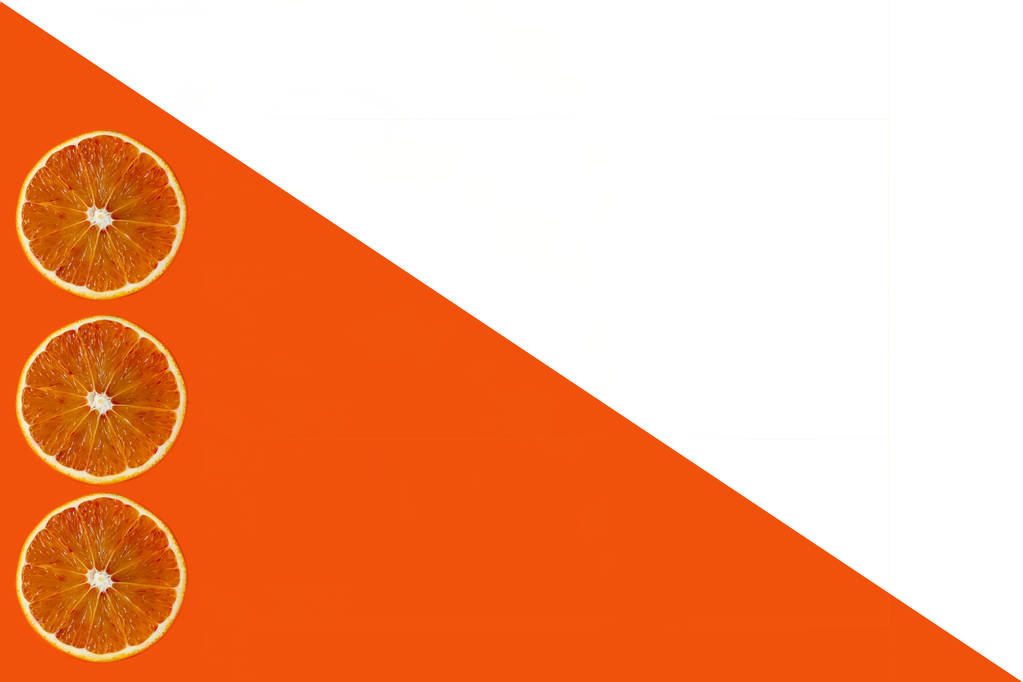flache Lage von Orangenscheiben auf weißem und orangefarbenem Papier - Foto, Bild