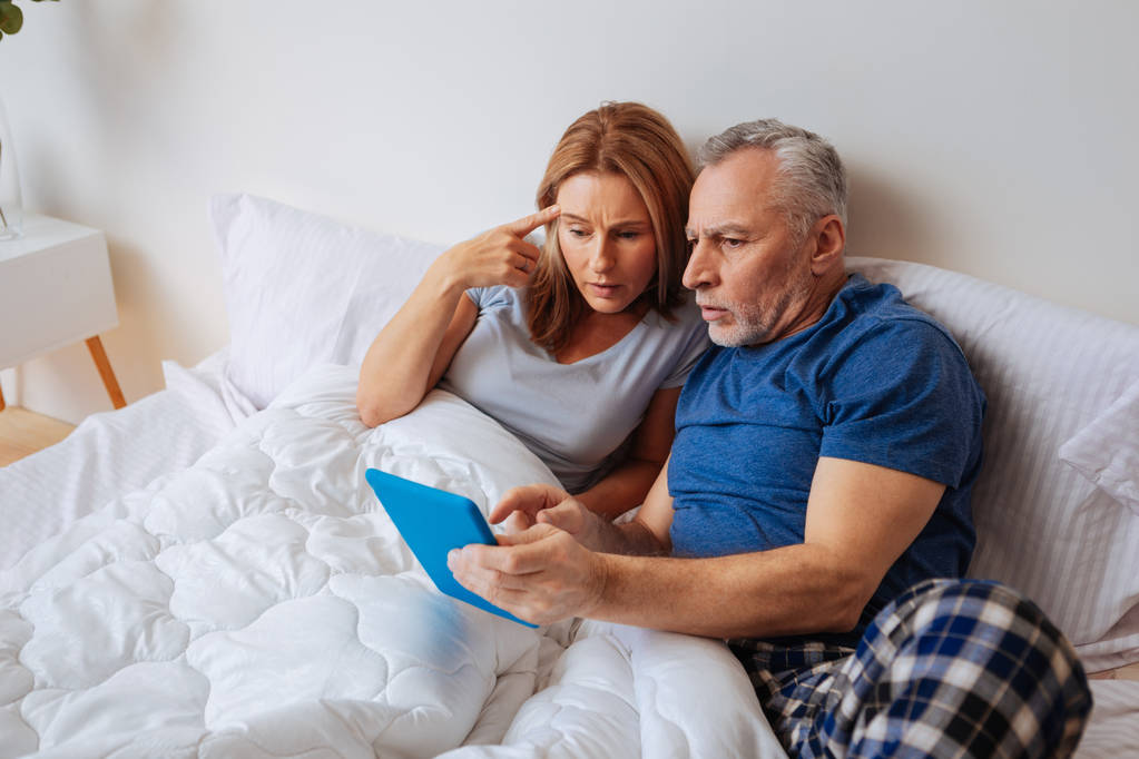 Moglie e marito dopo aver letto notizie politiche su tablet
 - Foto, immagini