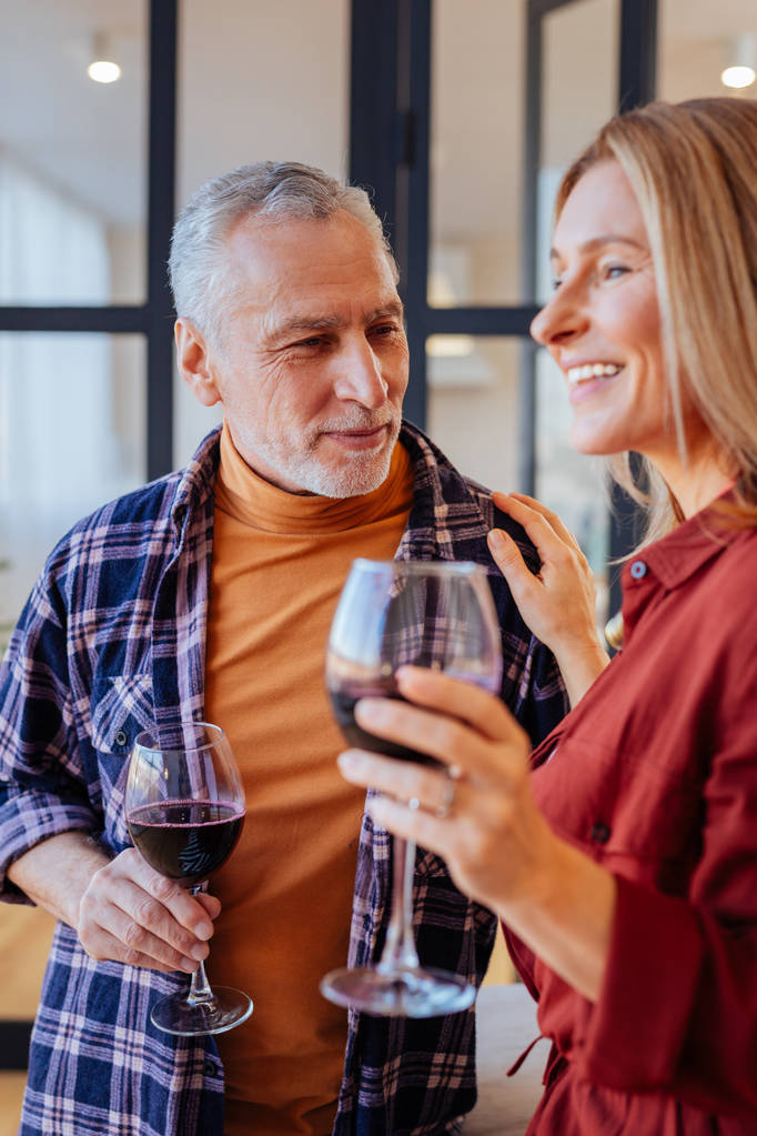 Муж и жена пьют вино дома вечером
 - Фото, изображение