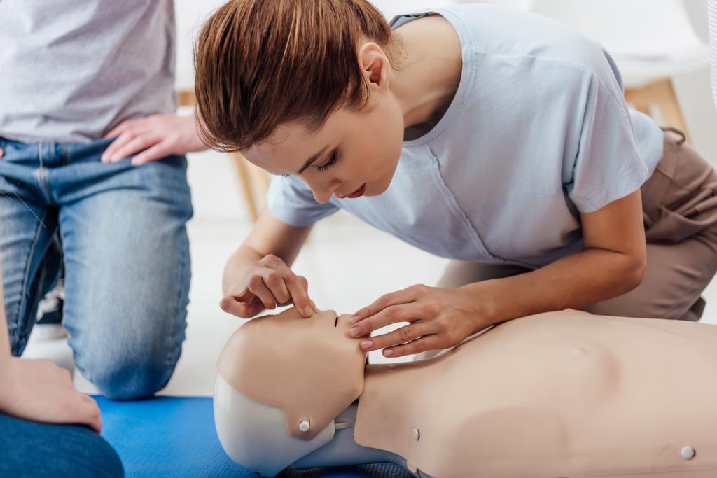 kukla CPR tekniği ilk yardım eğitimi sırasında pratik kadın - Fotoğraf, Görsel