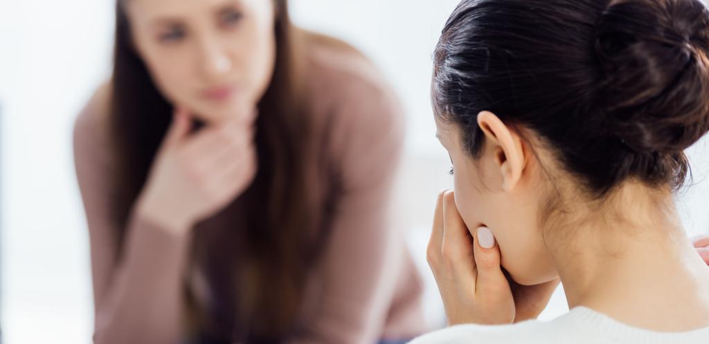 colpo panoramico di donna che piange durante la sessione di terapia con spazio copia
 - Foto, immagini
