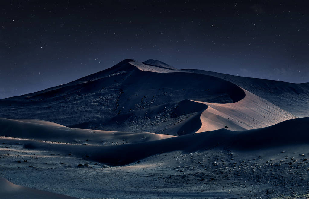 deserto de namib à noite com dunas de areia laranja e céu estrelado
 - Foto, Imagem