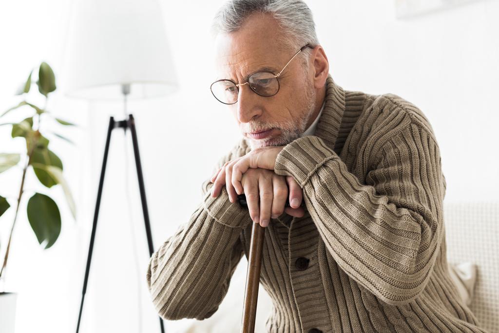 baston tutarken düşünme dalgın emekli adam - Fotoğraf, Görsel