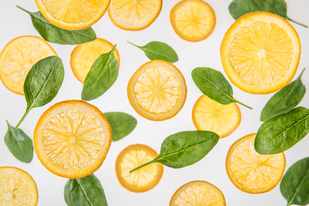 φρέσκα ζουμερά φέτες πορτοκαλιού με πράσινο σπανάκι φύλλα σε γκρίζο φόντο - Φωτογραφία, εικόνα