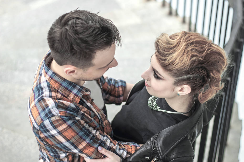 Glückskonzept: Liebes Paar umarmt, auf der Terrasse stehend - Foto, Bild