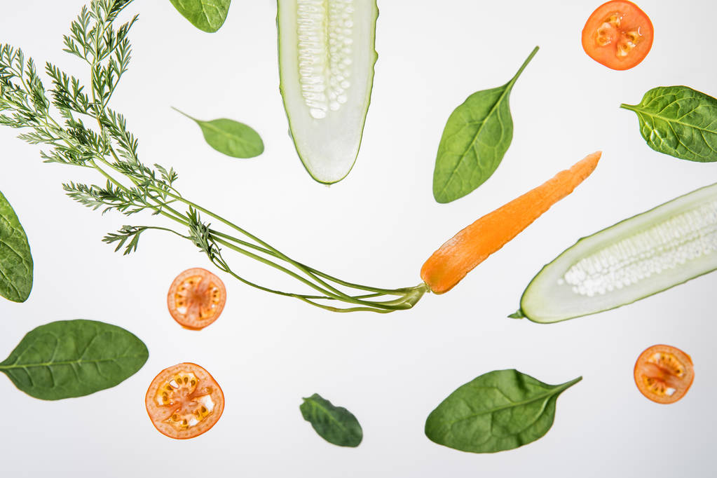 Saisonreifes geschnittenes Gemüse auf grauem Hintergrund  - Foto, Bild