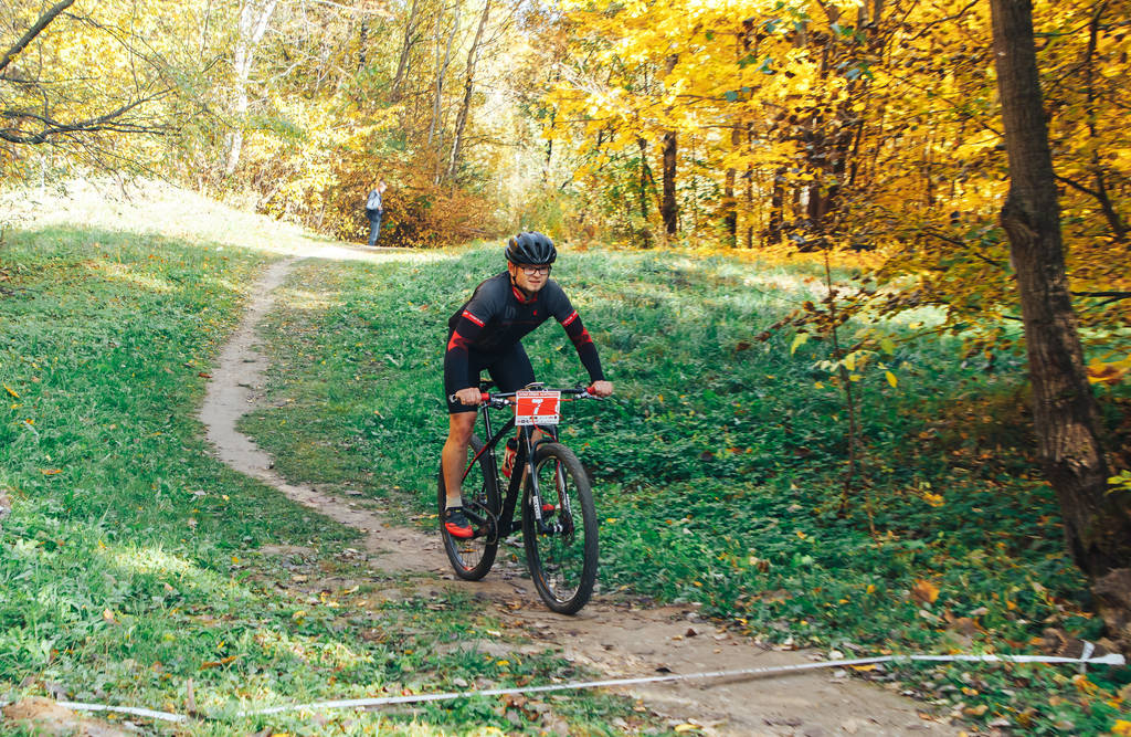 14 жовтня 2018, Мінськ, Білорусь. 2018 Olympic Cross Country Cup XCO in Medvezhino Людина на велосипеді по лісовій стежці - Фото, зображення