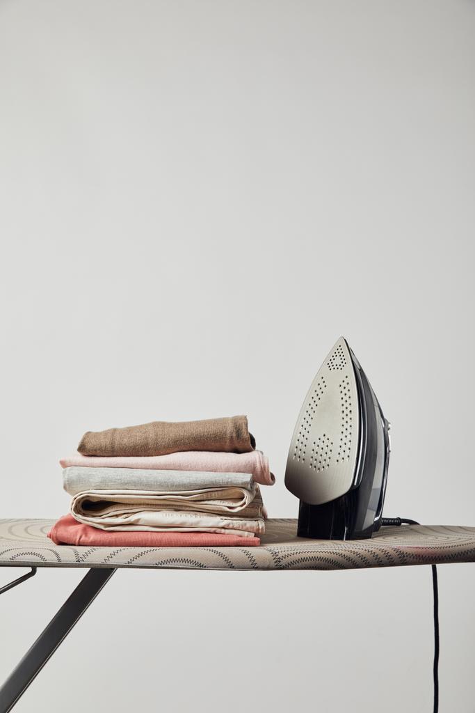Vas-és hajtogatott ruhák vasból izolált vasalódeszka szürke - Fotó, kép