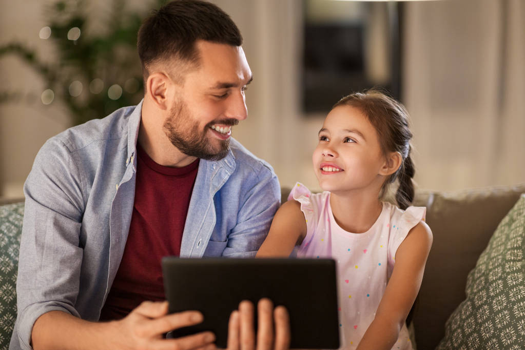Evde tablet bilgisayarı olan baba ve kız - Fotoğraf, Görsel