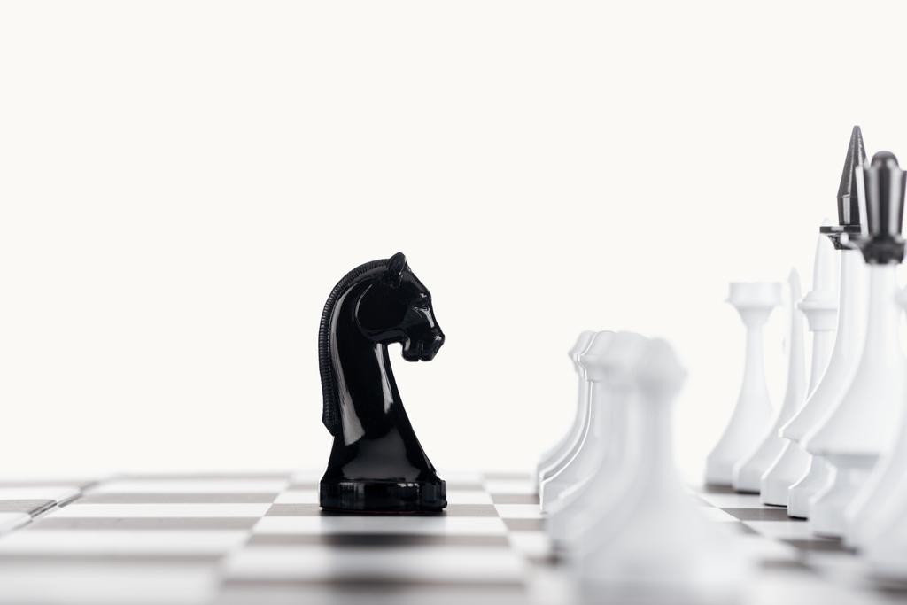 Selektywny fokus szachownicy z figury szachowe biały i czarny Rycerz na białym tle - Zdjęcie, obraz
