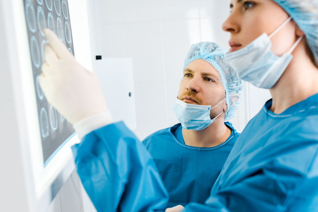 Selektive Fokussierung von Ärzten in Uniform auf das Röntgen in der Klinik  - Foto, Bild