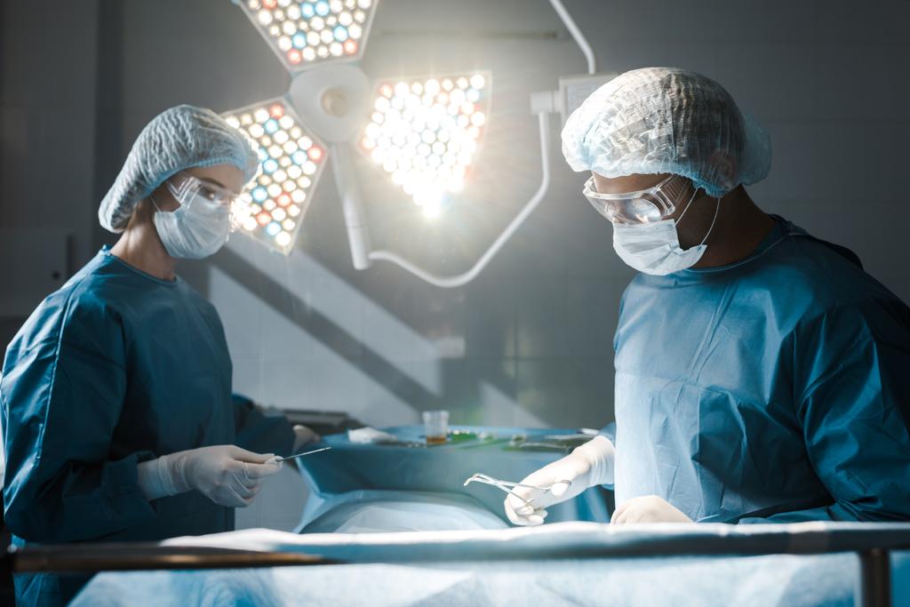 外科医と看護師の制服と医療帽の手術 ロイヤリティフリー写真 画像素材