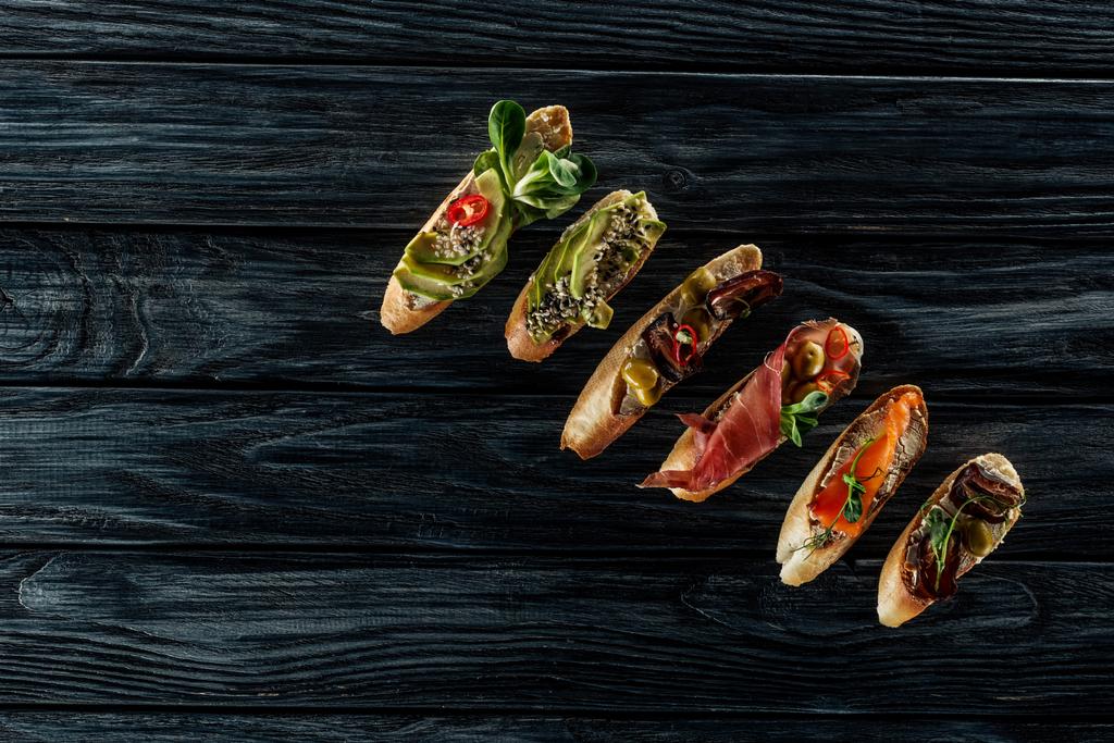somon, prosciutto ve avokado ile İtalyan bruschetta üstten görünüm ahşap tablo - Fotoğraf, Görsel