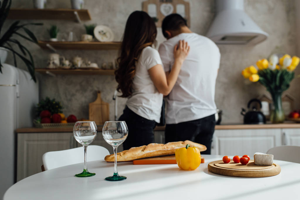 Gli amanti sorridenti bevono vino bianco in cucina
 - Foto, immagini