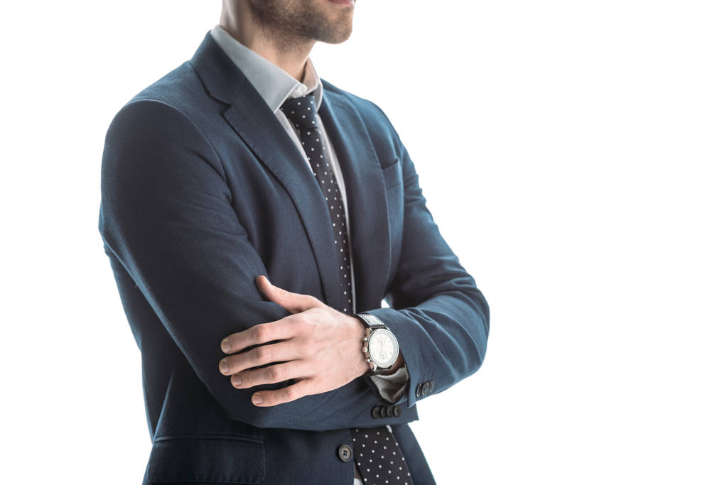 Teilansicht eines Geschäftsmannes im Anzug mit verschränkten Armen auf weißem Hintergrund - Foto, Bild