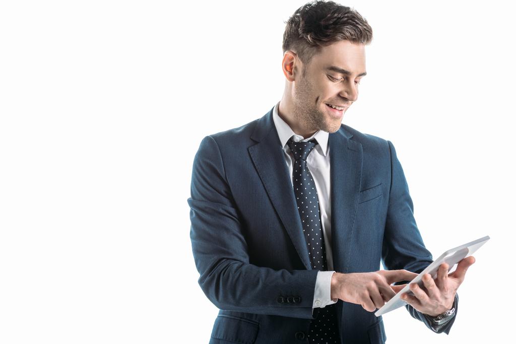 knappe, lachende zakenman met behulp van digitale Tablet geïsoleerd op wit - Foto, afbeelding